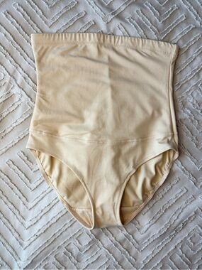 Maidenform High-Waist Seamless Shaping Briefs in Light Beige | M